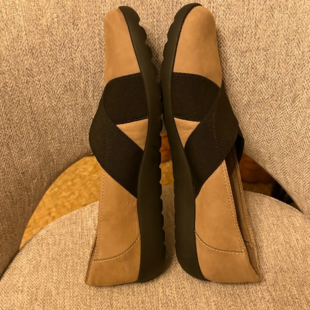 Clarks Tan and Black Flats - Picture 5 of 11